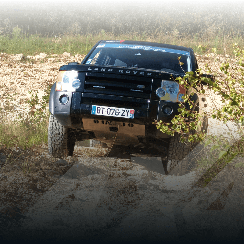 Conduite de véhicule 4x4 en pente